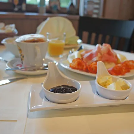 Heimfeld Restaurant Cafe מלון